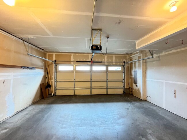 Building Photo - 3 Story, Large Home, Next to a Park with V...