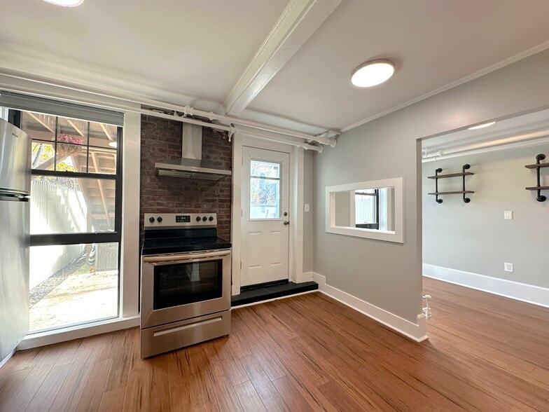 Primary Photo - 202 Grand St