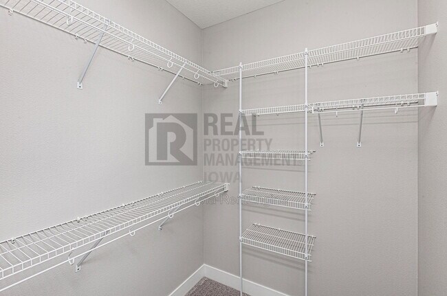 Building Photo - 5638 Fernwood Dr