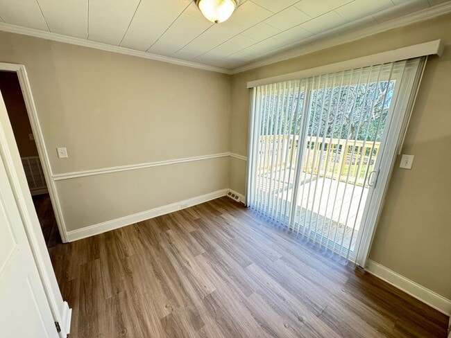Building Photo - 2Bd/1Ba Fully Renovated 2024 House with Fe...