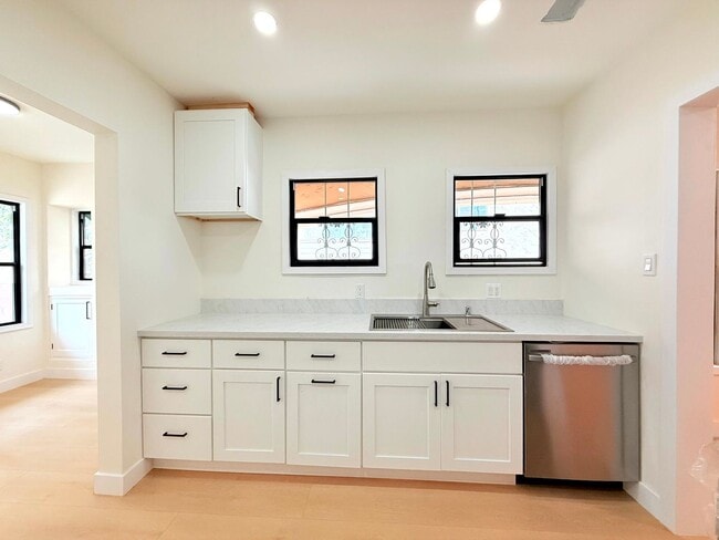 Building Photo - 6130 Whitsett Ave