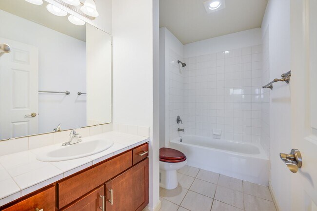 Building Photo - 3 bedroom 2.5 bathrooms.1 parking space