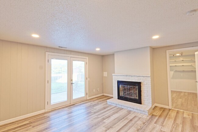 Building Photo - 975 Barbizon Dr