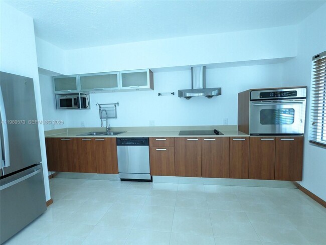 Building Photo - 1528 Brickell Ave