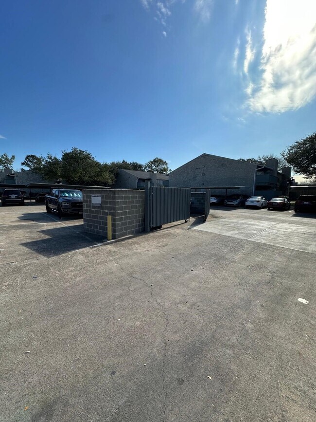 Building Photo - 9797 Leawood Blvd