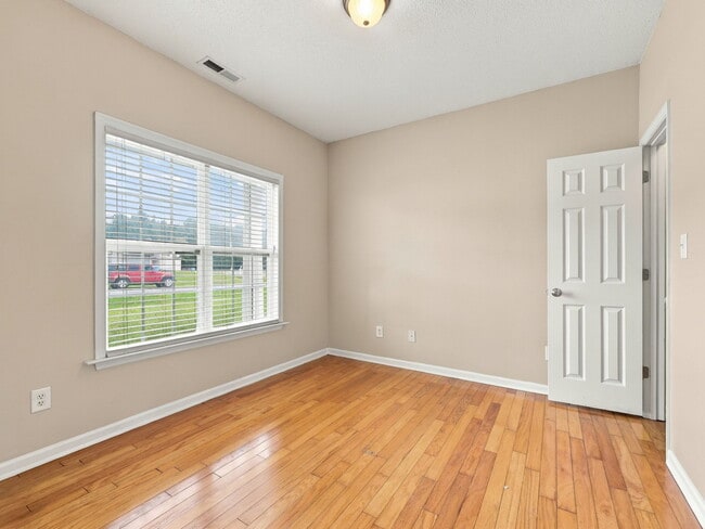 Building Photo - 116 Spring Leaf Ln