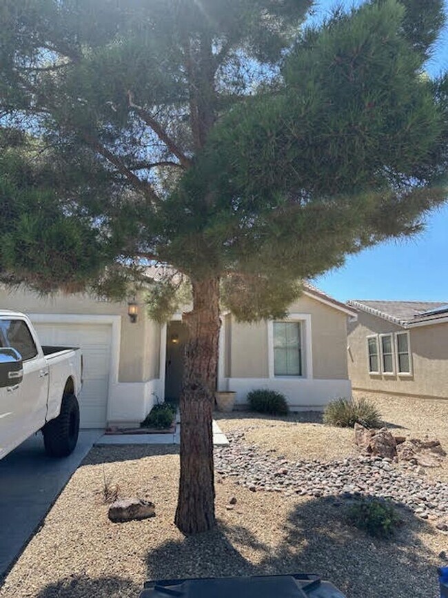 Building Photo - Beautiful three Bedroom, 2 Bath Home