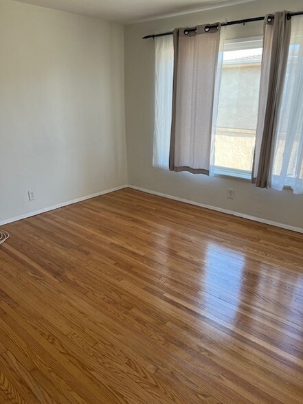 living room - 1333 W Adams Blvd