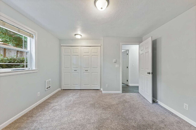 Building Photo - Charming 3 bedroom home with large yard!