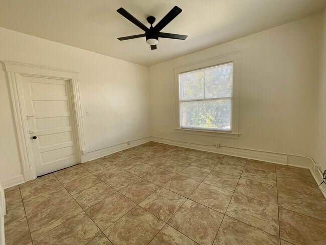 Building Photo - Spacious 1 Bedroom in Ontario!