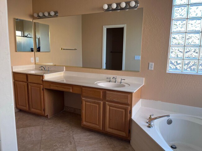 Building Photo - 4746 W Carla Vista Dr