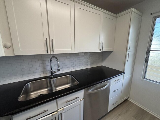 Building Photo - 46-232 Kahuhipa St #B204