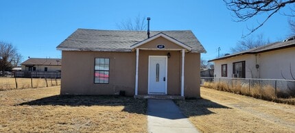 Building Photo - HOME LOCATED NEAR COLLEGE