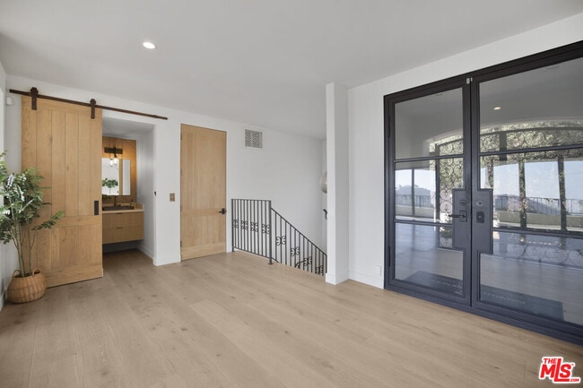 Building Photo - 7212 Mulholland Dr