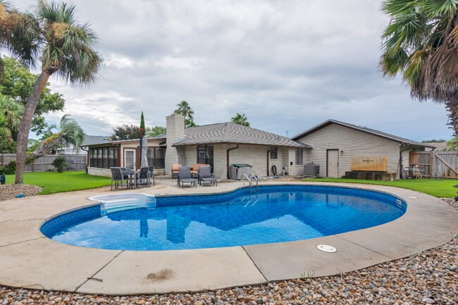 Building Photo - 967 Grand Canal St