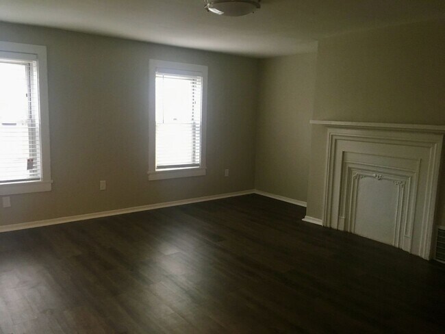 Building Photo - *** Duplex Style Apartment * Pet Friendly * Renovated * Available Now * Granite Counters * Stainl...