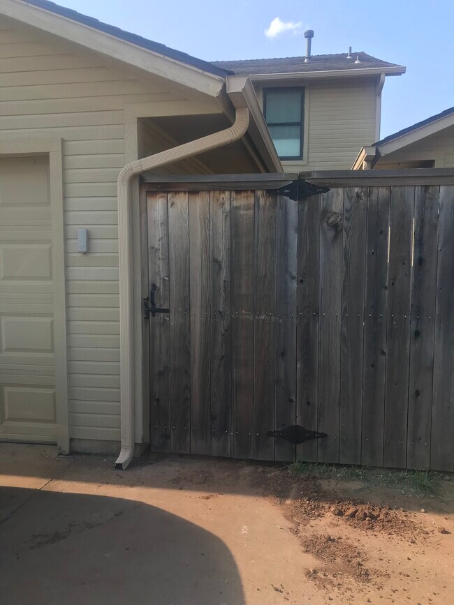 Building Photo - 1201 Sequoyah St