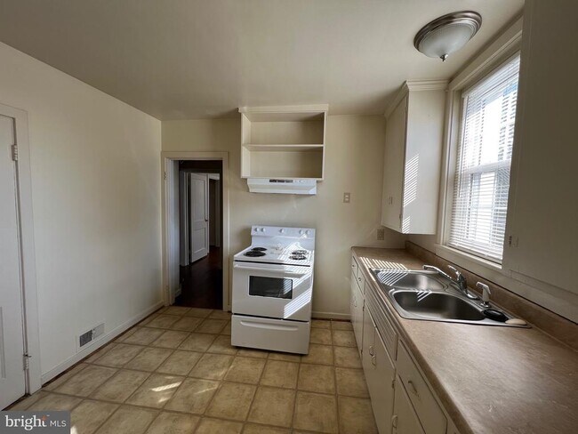 Building Photo - 212 Morton St