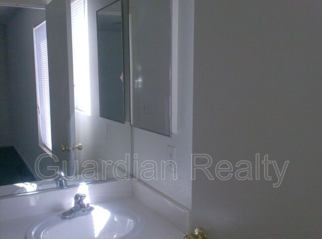 Building Photo - 5922 Hilmont St