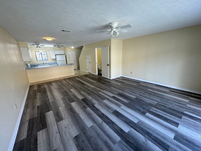 Building Photo - Great Two Bedroom-Freshly Remodeled-$500.0...