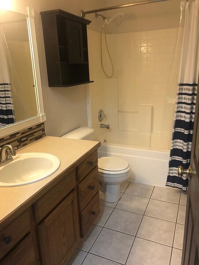 Building Photo - Spacious Single Level 3bd 2.75bath availab...