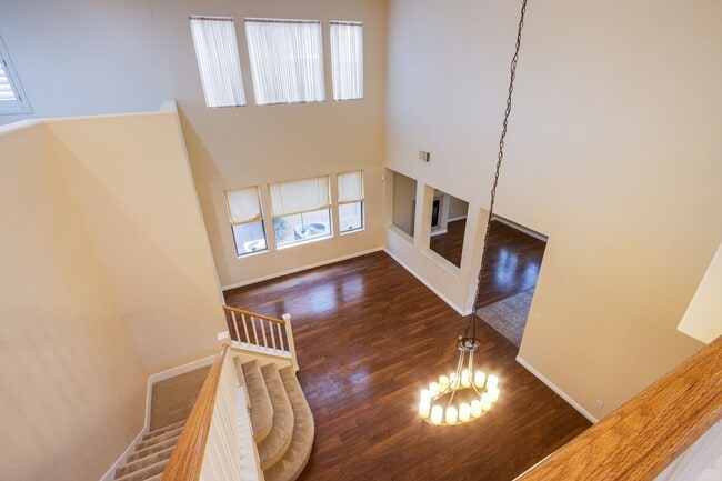 Building Photo - Beautiful 4 bedroom 3 bath plus loft home in the Vistas in Summerlin!