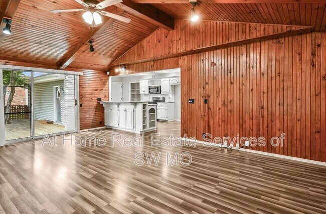 Building Photo - 834 E Manchester Dr
