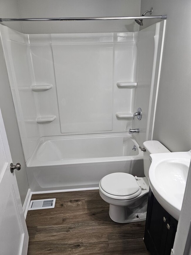 Building Photo - Big family friendly home available in Hodgenville!