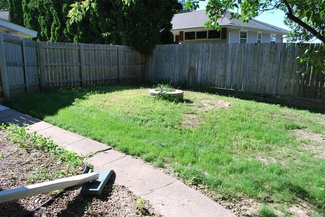 Building Photo - 2830 Hillhaven Ct SE