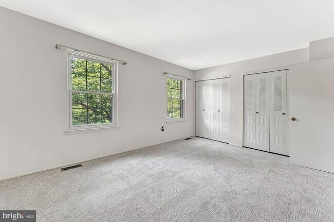 Building Photo - 72 Sycamore Ct
