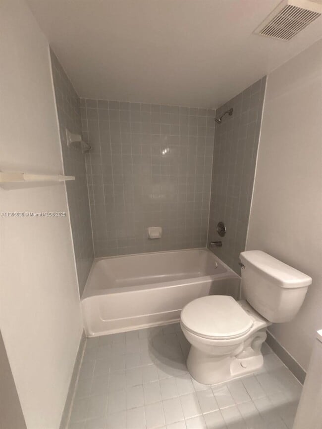 Building Photo - 2831 N Oakland Forest Dr