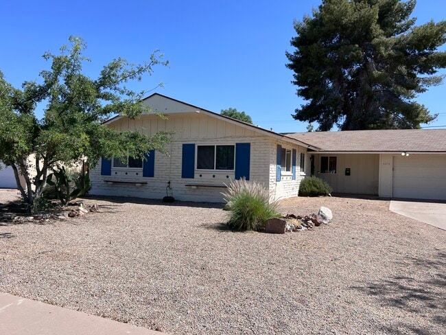 Building Photo - 3015 E Desert Cove Ave