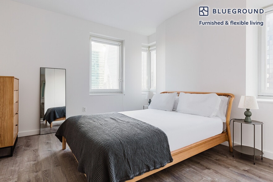 Building Photo - 70 W 45th St