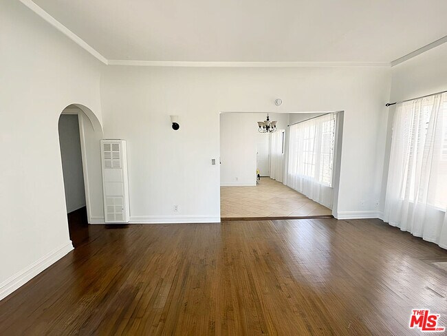 Building Photo - 1525 1/2 Orange Grove Ave