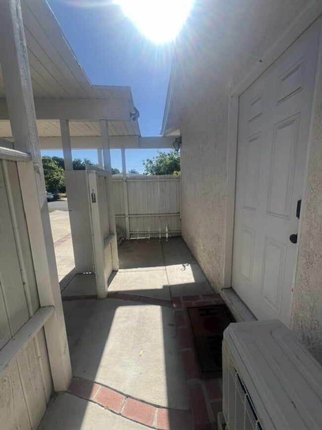 Building Photo - Charming Winnetka Studio (ADU)! Laundry In Unit!