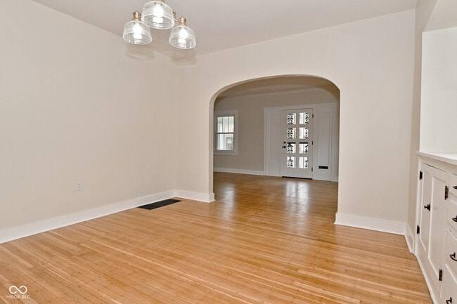 Building Photo - 3928 N Kenwood Ave