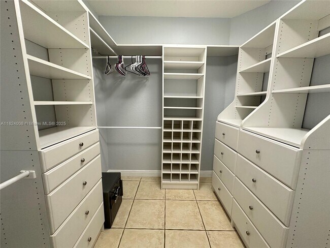 Building Photo - 2841 Poinciana Cir