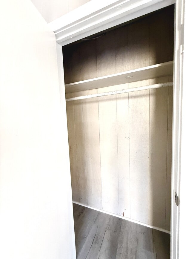 Building Photo - 422 D St SE