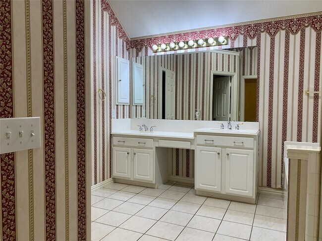 Building Photo - 1313 Limestone Creek Dr