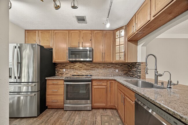 Building Photo - 16826 Holly Trail Dr