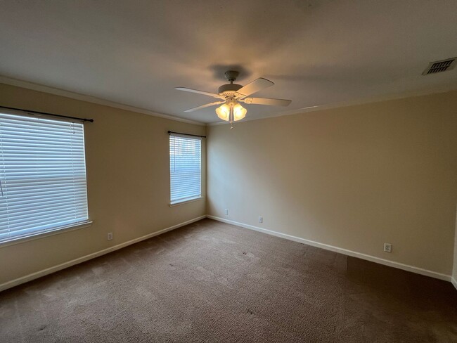 Building Photo - Available Now 3 BR 2 Bath Home in Lavernge with Fenced in Backyard!