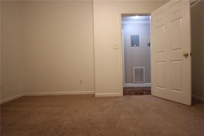 Building Photo - 818 Springlake Rd