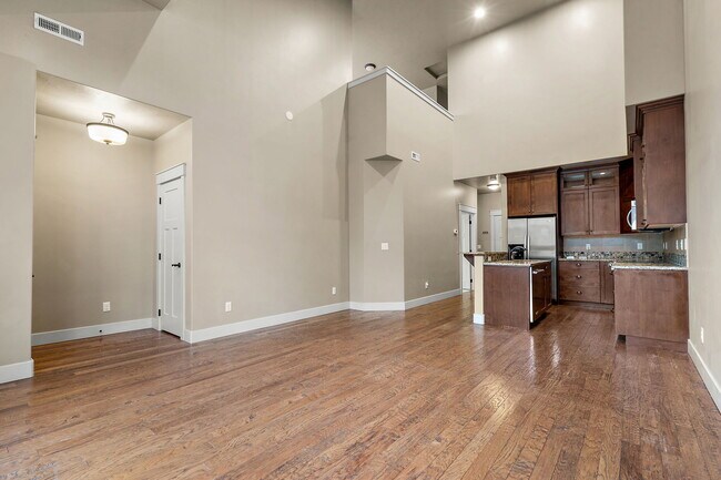 Building Photo - 923 S Lone Willow Ave