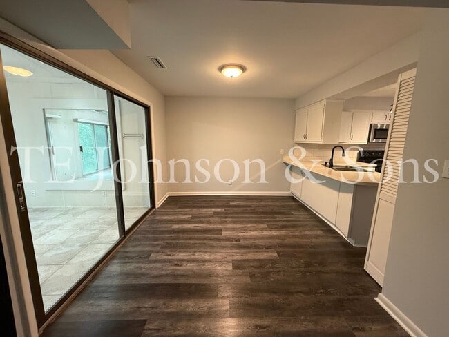 Building Photo - Cozy & Stylish 2BR Home with Fireplace, Su...