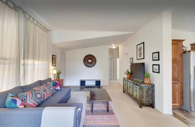 Building Photo - Spacious Fully Furnished Home with 3 Bedroom | 2 Bath home in White Salmon.