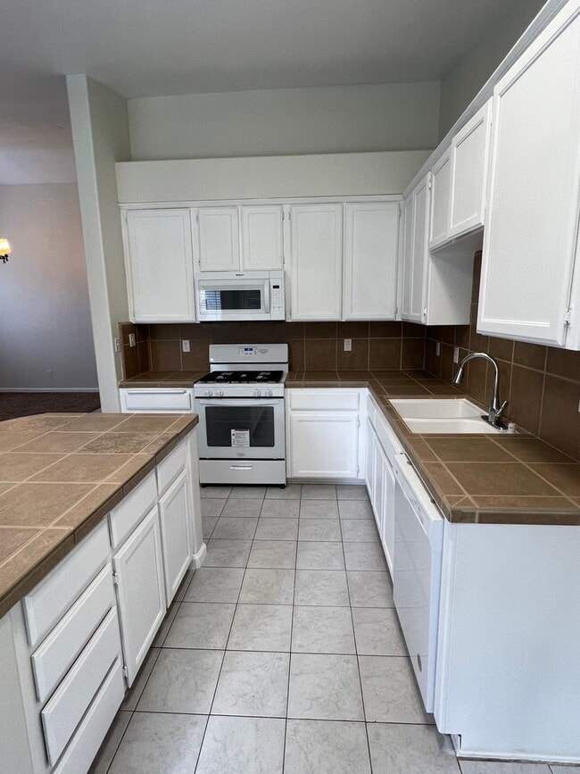 Building Photo - Spacious SW Bakersfield home!