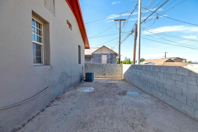 Building Photo - 531 S 1st Ave