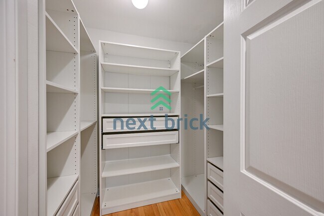 Building Photo - "Charming Victorian-style craftsman 3-Bedroom Townhouse with 2.5 Baths – 1610 Sq Ft of Comfortabl...