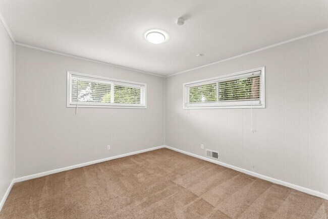 Building Photo - 2352 Elmwood Cir SE