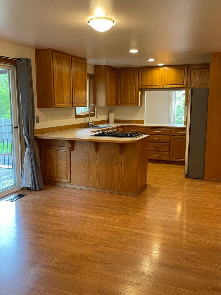 Kitchen - 3921 Magrath Rd